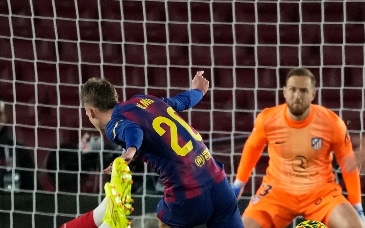 阿图什杯球员进球后跑上看台给母亲献花，后两黄变一红被罚下