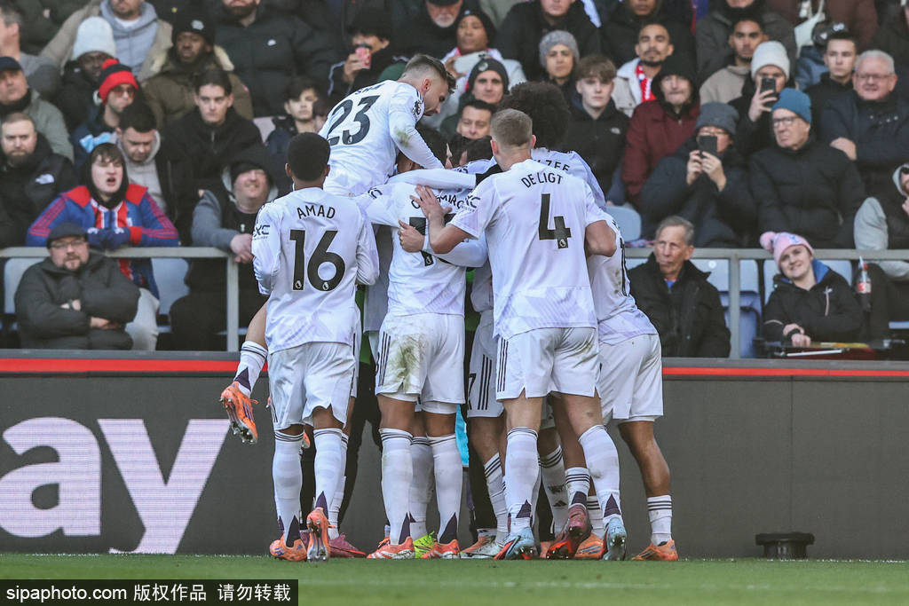 篮球CBA赛场出现精彩扣篮